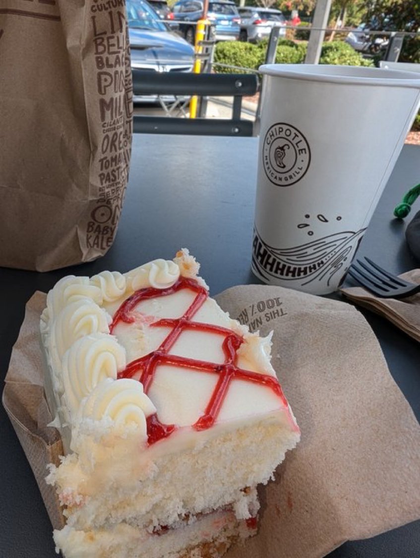 Broskiregen's tweet image. Eating cake #lifeupdates