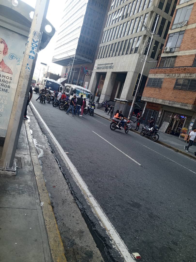 albertoprato02's tweet photo. Atentos y pendientes: Avenida universidad esquina el chorro accidente con motorizado involucrado dos unidades autobusera 09:25a.m. https://t.co/4olDEapAn0