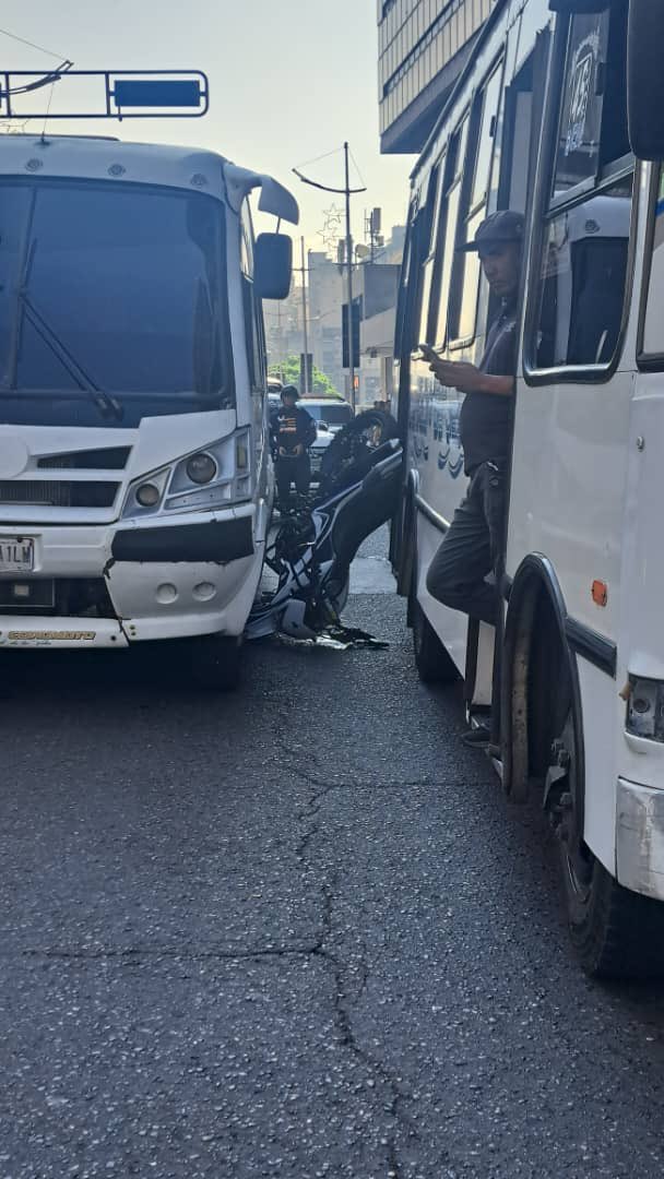 albertoprato02's tweet photo. Atentos y pendientes: Avenida universidad esquina el chorro accidente con motorizado involucrado dos unidades autobusera 09:25a.m. https://t.co/4olDEapAn0
