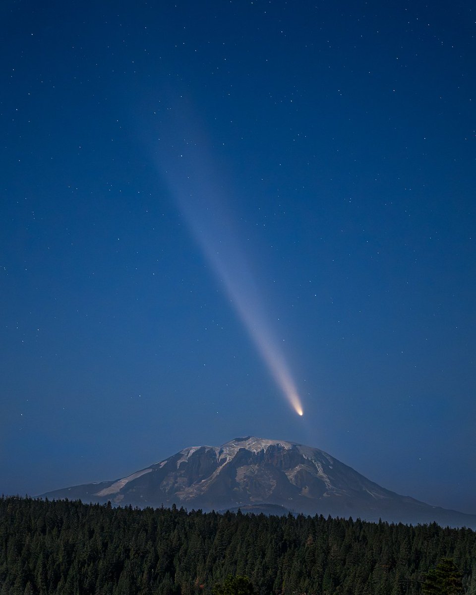 leo_bix's tweet photo. Better than any AI-generated picture: such an emotion to witness and photograph #CometATLAS 📷☄️
Seen over Mt. Adams, WA, last Sunday 😍
#comettsuchinshanatlas #comet https://t.co/xDqaP8o3d0