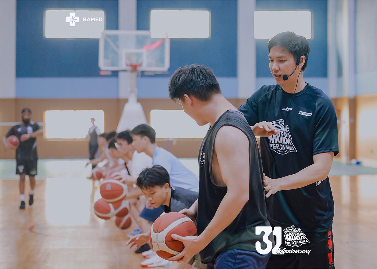 SatriaMudaIDN's tweet photo. Ternyata ga hanya gedung sekolahnya yang besar tapi semangat serta minat mereka pada bola basket juga besar. 

Terus bertumbuh dalam basket dan jangan lupa dukung Satria Muda ya hahahaha. 

Sampa jumpa lagi adik-adik. 

#SMCare
#GueSM https://t.co/R0Y2JI6VSr