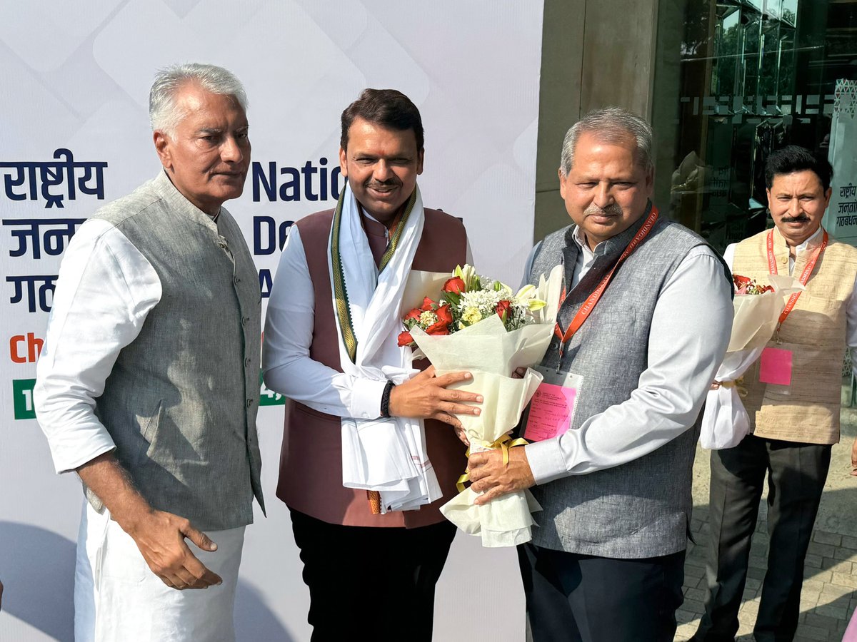 Dev_Fadnavis's tweet photo. 17-10-2024📍Chandigarh | १७-१०-२०२४📍चंदीगड.

🪷Arrived at NDA Chief Minister's Conclave. Thankful for the warm welcome extended on this occasion!
🪷NDA मुख्यमंत्री परिषदेसाठी आज चंदीगड येथे उपस्थित. यावेळी केलेल्या स्वागतासाठी खूप-खूप आभार!
🪷NDA मुख्यमंत्री परिषद हेतु आज चंडीगढ़ यहां उपस्थित। इस अवसर पर किए गए स्वागत के लिए बहुत-बहुत आभार!

#Chandigarh #NDA #Conclave