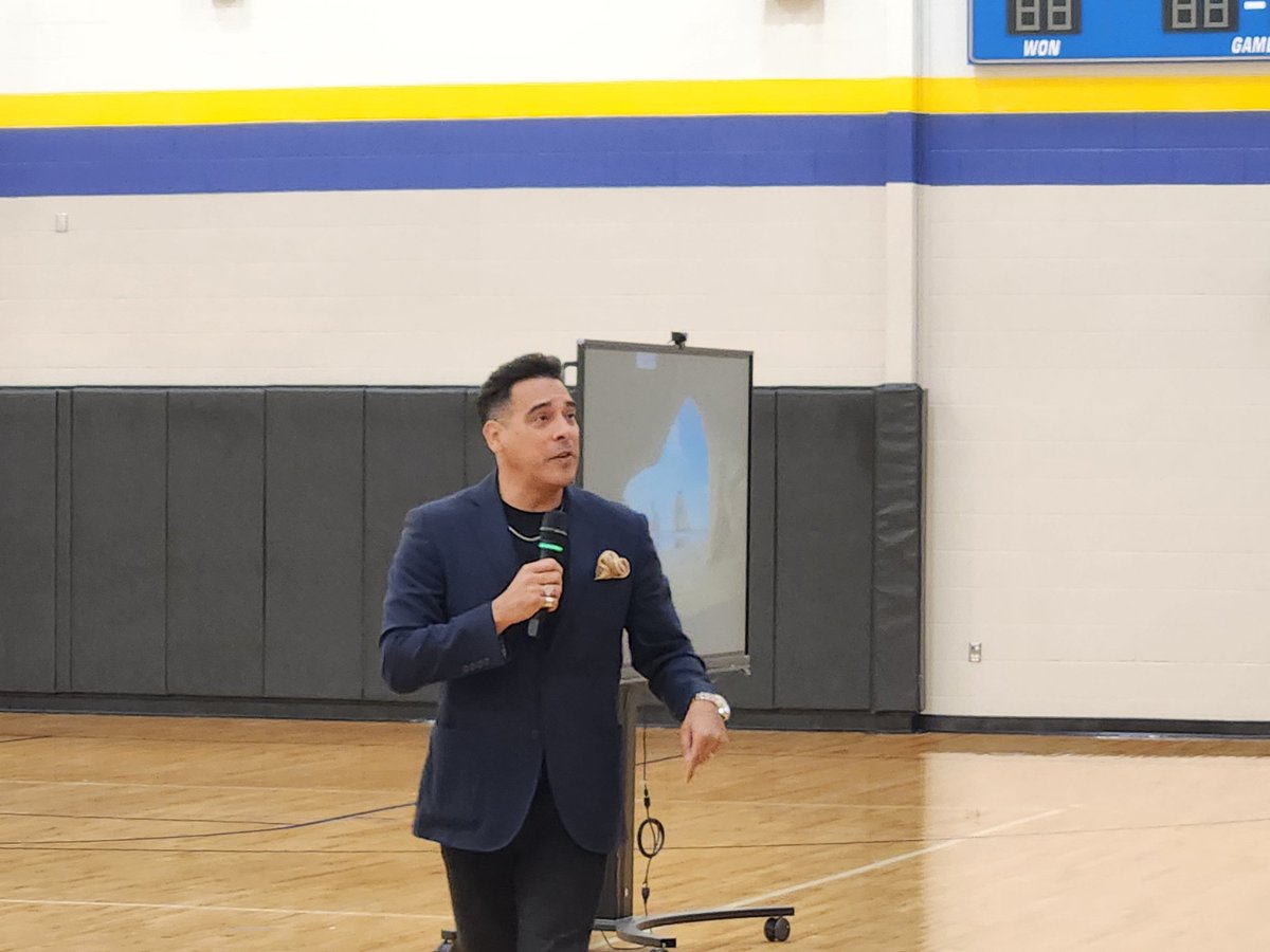 APBivicaTaylor's tweet photo. Thank you @GabeSalazar for inspiring our 8th grade students today. Our students are Equipped to Succeed! ๐๐
@KilloughEagles
#IAMKMS โค๏ธ
#ICanAndIWill https://t.co/BiVE6JYpUb