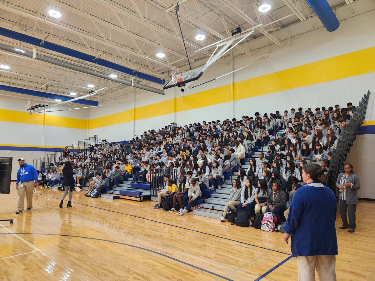 APBivicaTaylor's tweet photo. Thank you @GabeSalazar for inspiring our 8th grade students today. Our students are Equipped to Succeed! ๐๐
@KilloughEagles
#IAMKMS โค๏ธ
#ICanAndIWill https://t.co/BiVE6JYpUb