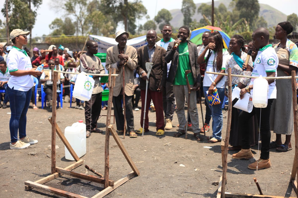 CENEAS_RDC's tweet photo. CELEBRATION DE LA JOURNÉE MONDIALE DE LAVAGE DES MAINS .

En prélude de la journée mondiale de lavage des mains, l'organisation CENEAS a sensibilisé les  déplacés de guerre vivant dans le camp de SAM-SAM ainsi que la communauté de la ville de GOMA en général ce 15 Octobre 2024. https://t.co/vSZp4Puu6m