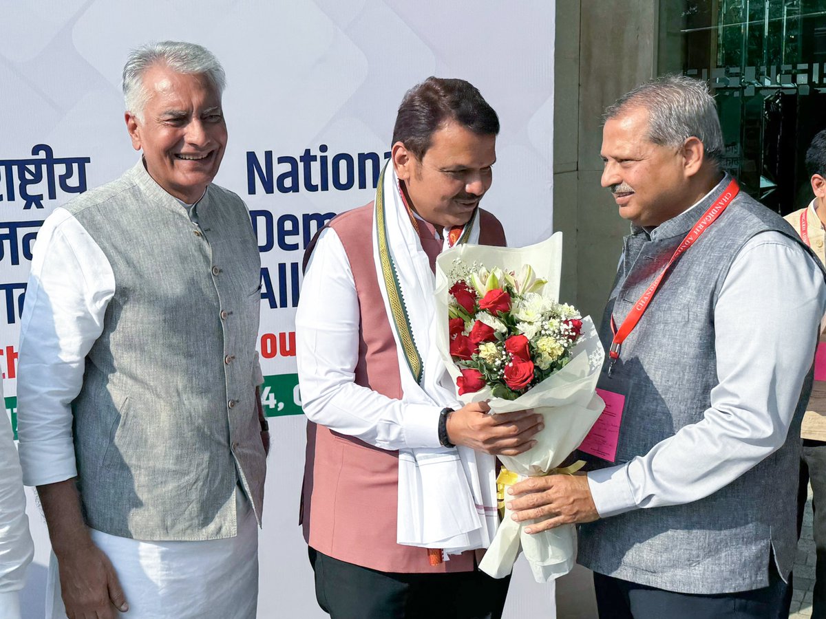 Dev_Fadnavis's tweet photo. 17-10-2024📍Chandigarh | १७-१०-२०२४📍चंदीगड.

🪷Arrived at NDA Chief Minister's Conclave. Thankful for the warm welcome extended on this occasion!
🪷NDA मुख्यमंत्री परिषदेसाठी आज चंदीगड येथे उपस्थित. यावेळी केलेल्या स्वागतासाठी खूप-खूप आभार!
🪷NDA मुख्यमंत्री परिषद हेतु आज चंडीगढ़ यहां उपस्थित। इस अवसर पर किए गए स्वागत के लिए बहुत-बहुत आभार!

#Chandigarh #NDA #Conclave