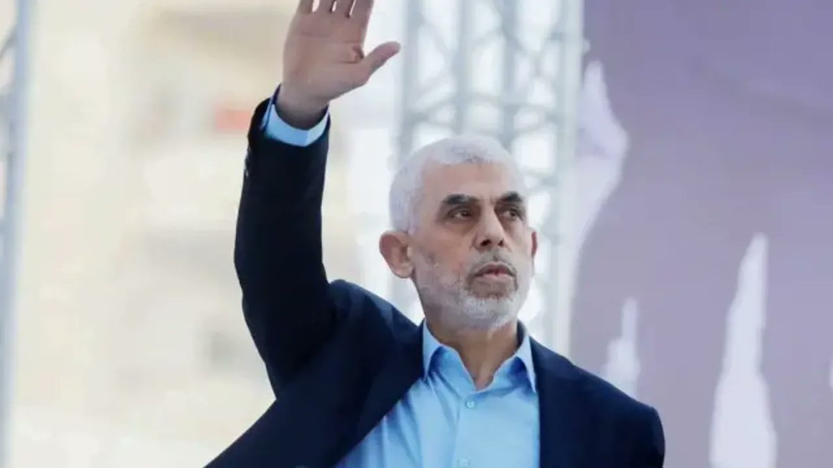 EremSenturk's tweet photo. Yahya Sinvar emaneti teslim edip şerefiyle bu dünyadan ayrıldı. Allah ondan razı olsun. Allah şehadetini kabul etsin.

Sakınmıyordu, saklanmıyordu, kale duvarlarının arkasında ya da hesaplanmış bir gizlenme halinde değildi. Gazze'de kardeşlerinin arasında sokaklardaydı. Mücadele ettiği sırada her gün onlarca kez olan İsrail saldırılarının birinde kardeşleriyle birlikte şehit oldu.