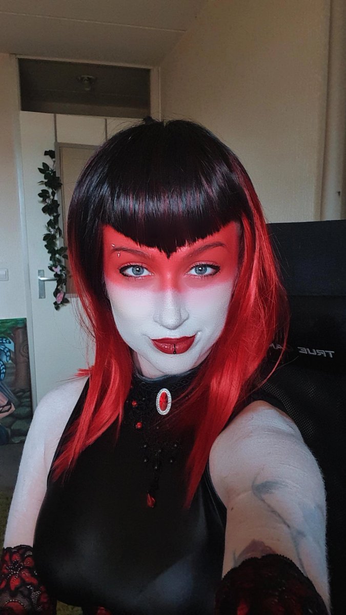 RosemaryPlay's tweet image. Come check out my Countess cosplay 
#predecessor #paragon #countess #cosplay 
Twitch.tv/rosemarymirte ❤️