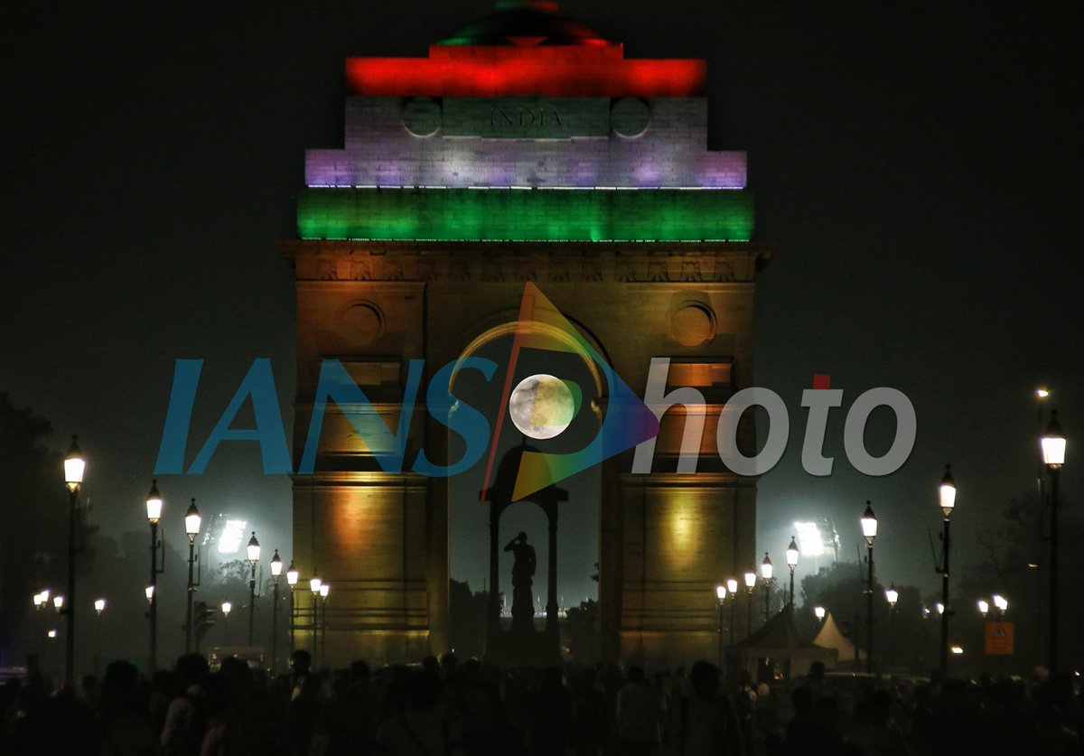 ians_india's tweet photo. In Pictures: A stunning view of the largest supermoon, promises to be one of the year's biggest and brightest, visible from Kartavya Path in New Delhi https://t.co/ecf1qgkoLj