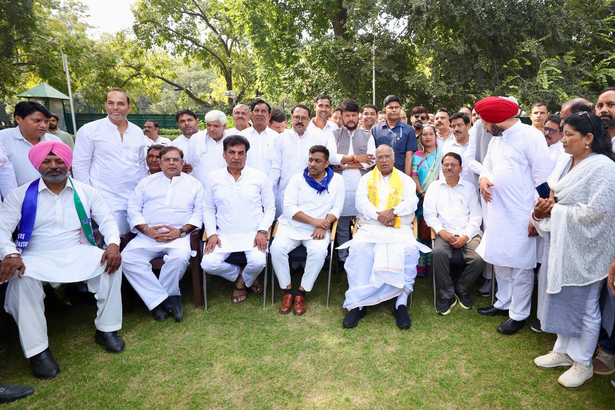 KRajuINC's tweet photo. On the auspicious occasion of Valmiki Jayanti, a delegation of Valmiki leaders of @INCIndia party met with @RahulGandhi Ji &amp; Congress President @kharge Ji at their residences, and visited #PracheenValmikiMandir at Panchkuian Mandir Marg. @RajeshLilothia @INCSCDept https://t.co/jWp6u0k8tx