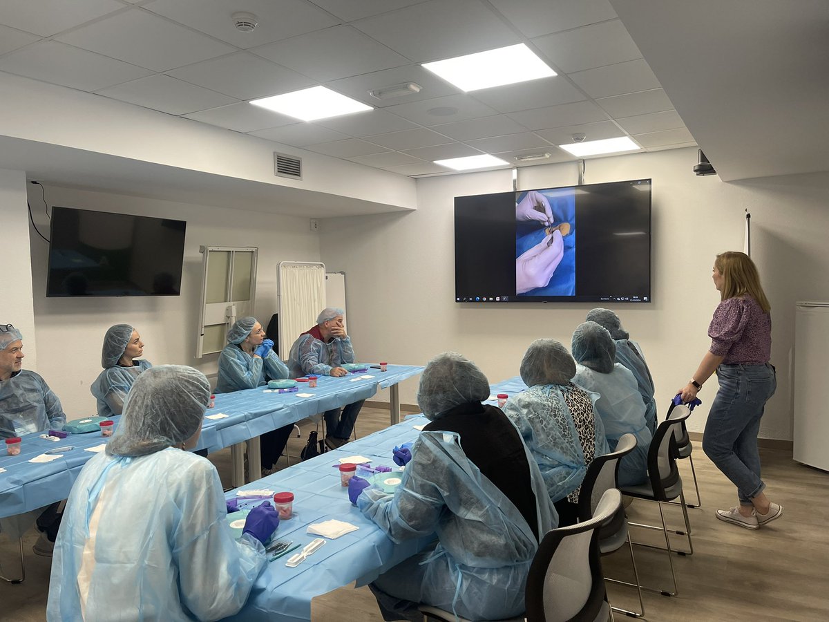 CoordTxGranada's tweet photo. Taller de extracción de #corneas. Natalia Alonso y Ana Fuentes

 @saludand @ONT_esp @A_Trasplantes @sanidadgob @saludsurgranada @aytomotril https://t.co/HsE7xJ6sC2