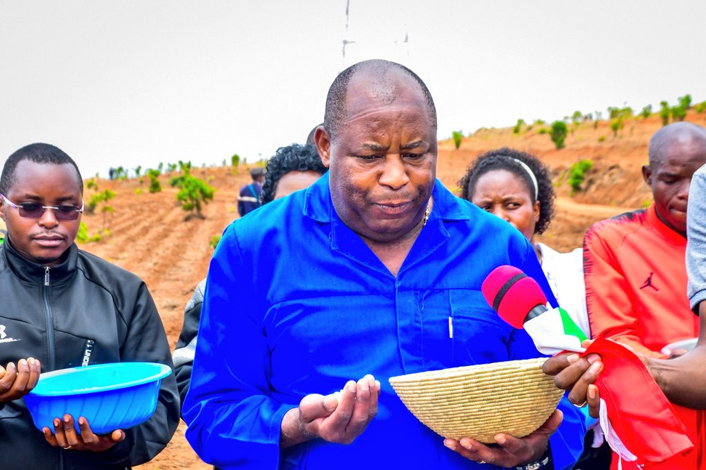 ABPInfos's tweet photo. 3/4 A cette occasion, @GeneralNeva a prié le bon Dieu pour bénir les semences qui vont être semées dans tout le pays. Après cette prière, on a semé le maïs dans un terrain de 68,5 ha sur la colline #Mashitsi tout près de l'#IRAZ appartenant à 30 coopératives. https://t.co/alIP9BSCVZ