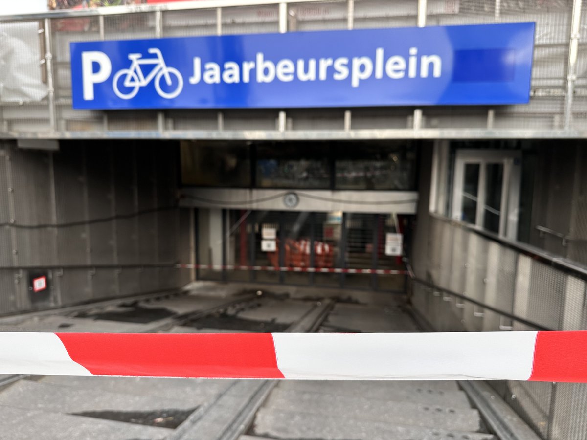 Fietsenstalling Jaarbeursplein: de komende 4 dagen zijn er ophaalmomenten voor mensen wiens fiets er nog staat. Uit voorzorg kan de stalling nog niet definitief weer open.👉direc.to/mphc