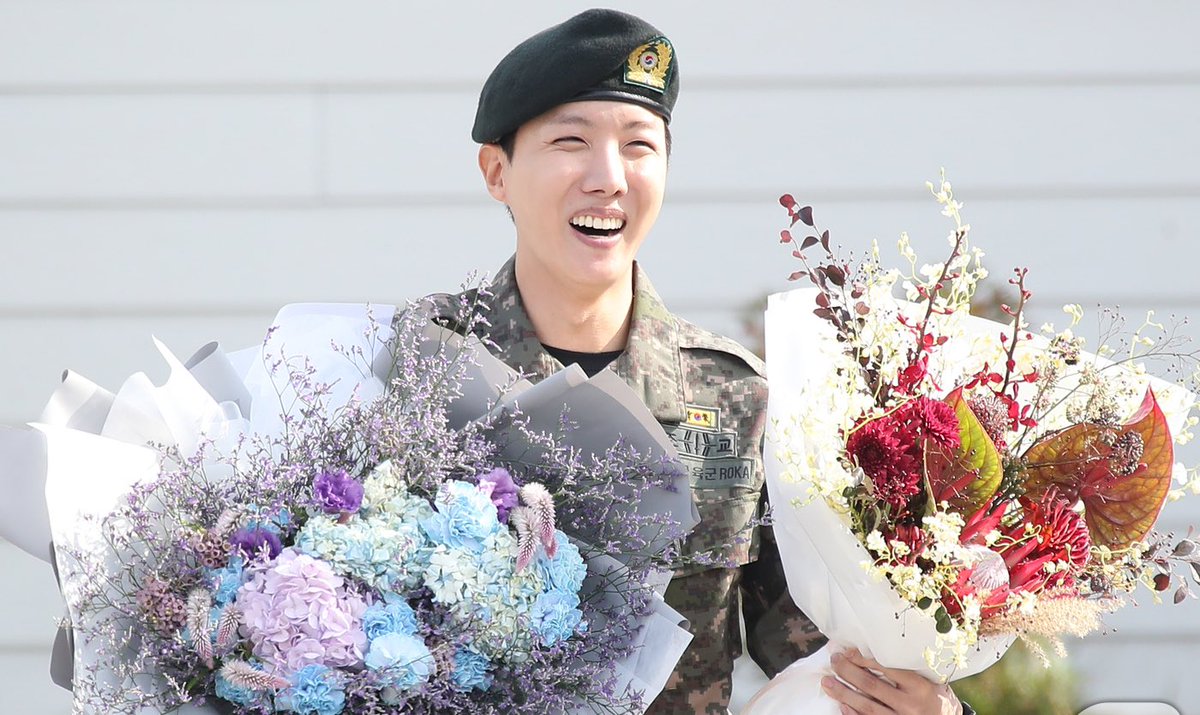 sukatypooo's tweet photo. Welcome home sayangg💞💞💞🫶

HOPE RIGHT HERE
HOPE ON THE STREET 
JUNG HOSEOK IS BACK
WELCOME BACK J-HOPE
WE ARE SO PROUD OF J-HOPE 
CONGRATULATIONS J-HOPE
#OurPieceOfPeaceIsHere
#To_Be_Continued_218 https://t.co/B4ErgK0tBr