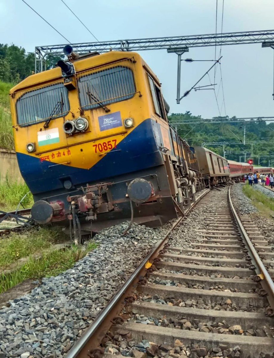 INCKerala's tweet photo. BREAKING | Agartala-Lokmanya Tilak Express derailed due to excessive centrifugal force! Minister @AshwiniVaishnaw confirms he's not responsible for the missing centripetal force.

Physics must be held responsible. Second option is Nehru! https://t.co/UC4lgzRN0w