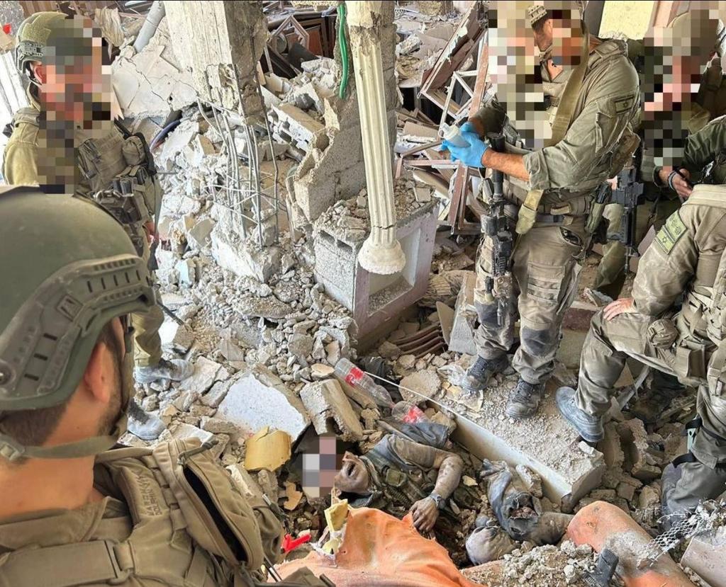 SurajRaj0008's tweet photo. Picture of the Hamas leader Yahya Sinwar and Israeli soldiers https://t.co/TKOb8vU9w9