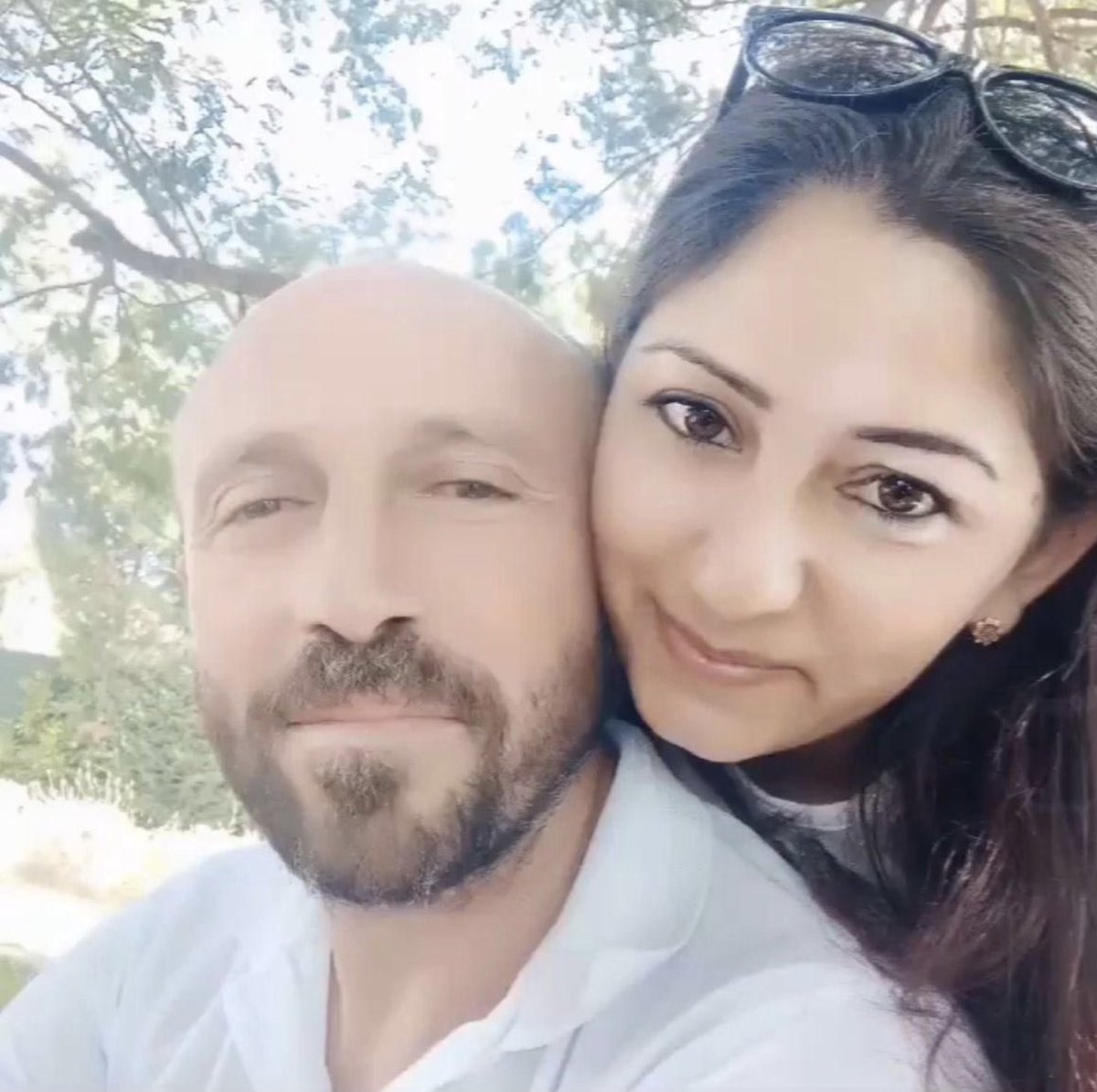 politizasyon's tweet photo. Kocaeli'de vinç operatörü Tuncay Ateş, aşırı alkollü halde tartıştığı eşi Semira Ateş’i ensesinden tabancayla vurdu.  

Şahıs, aracıyla yaralı eşini hastaneye yetiştiren ambulansın arkasından giderken yakalanıp gözaltına alındı.