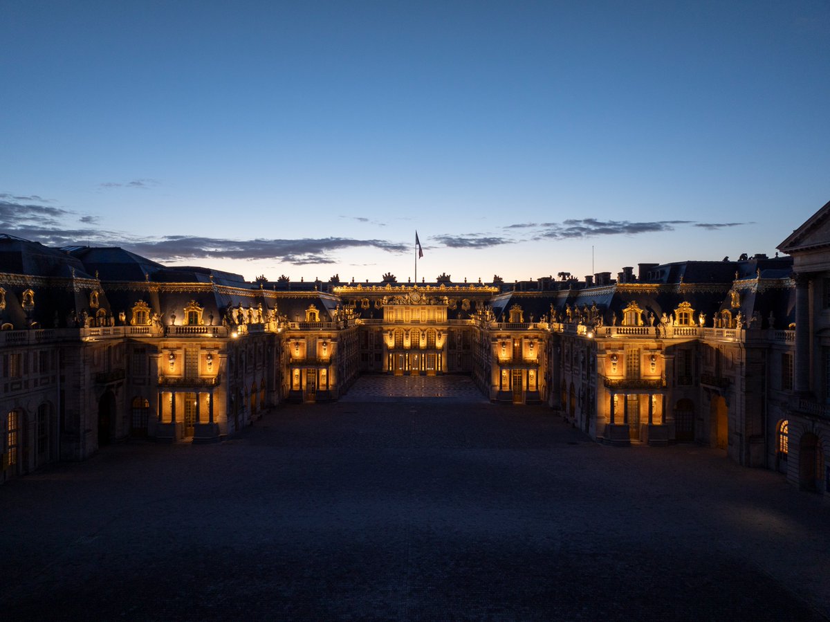 CVersailles's tweet photo. 🌍 Thanks to the 200 LED spotlights installed along the balconies and roof, the new lighting on the Palace's façade enhances the beauty of its architecture and the works of art that adorn it, while maintaining visual harmony https://t.co/QjMcbawltI