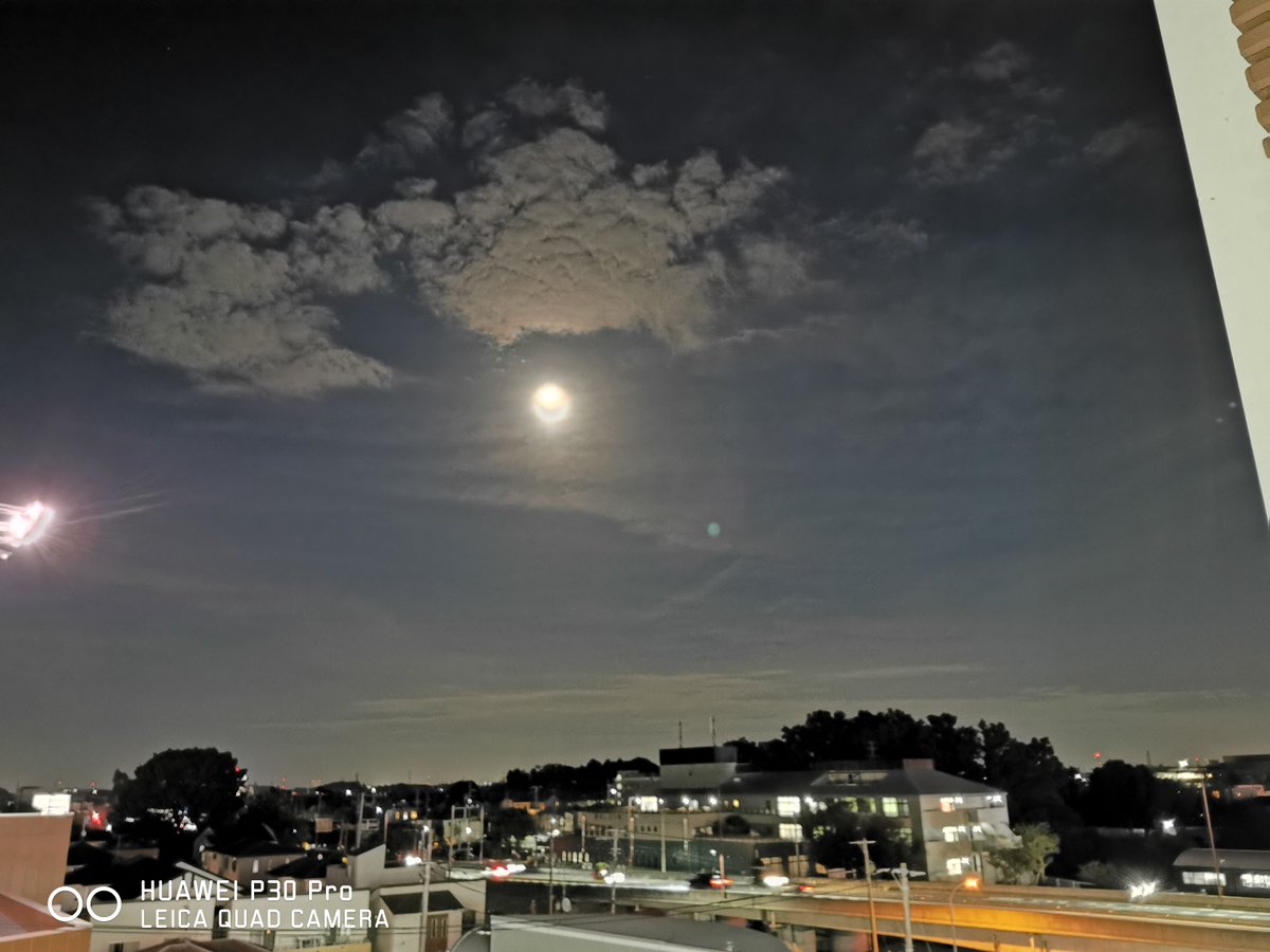 fin_k_l_luv's tweet photo. 2024年でも月の撮影ならまだまだ現役。
📱手持ち! 満月🌕️
LEICA VARIO-SUMMILUX-H
ペリスコープカメラ搭載スマホは楽しいよ。
#スマホで月を撮ろう部
#スーパームーン #ハンターズムーン
#P30pro https://t.co/WdEO8ctUKT