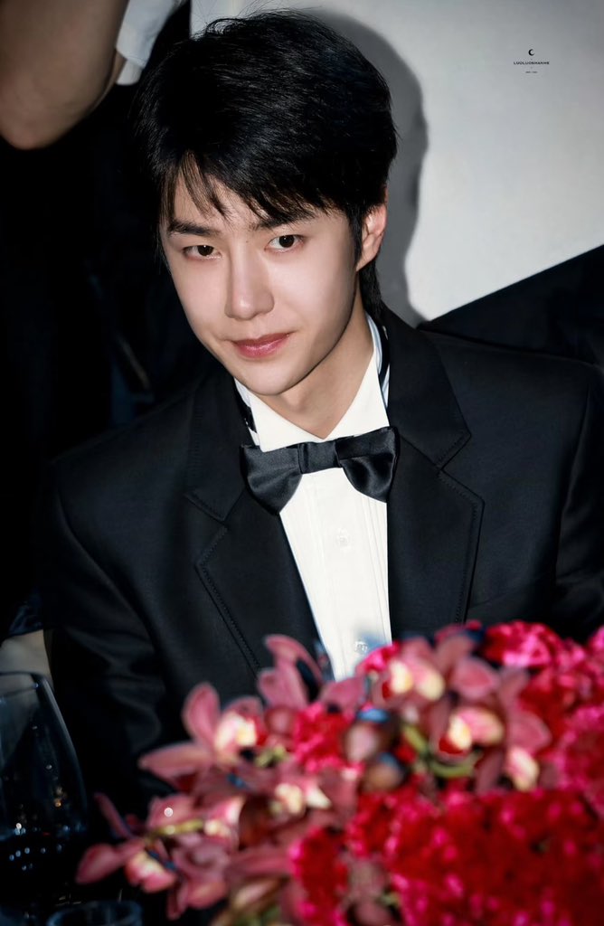 midorinono's tweet photo. ผมทรงนี้กลับมา อยากจะคอนเฟิร์มว่า 
เขาหล่อที่สุดในผมพริ้วๆ แบบนี้  

อยากจะร้องไห้ 
คิดถึงนั่นละ ทุ้มในใจ

YIBO VOGUE FORCES OF FASHION
#WangYiboxVogueGala24 https://t.co/hp3i87ERqC
