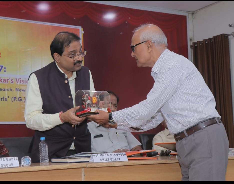 kg_suresh's tweet image. Glimpses of the valedictory session of the ICHR sponsored National Seminar on #ViksitBharat 2047 @ RCA Girls' PG College, Mathura, UP on Wednesday.
#Mathuranews
#mathuradiaries 
@AshwiniVaishnaw @ugc_india @ashwani_mahajan @kumarnandaj @atulkotharissun @MIB_India @dpradhanbjp