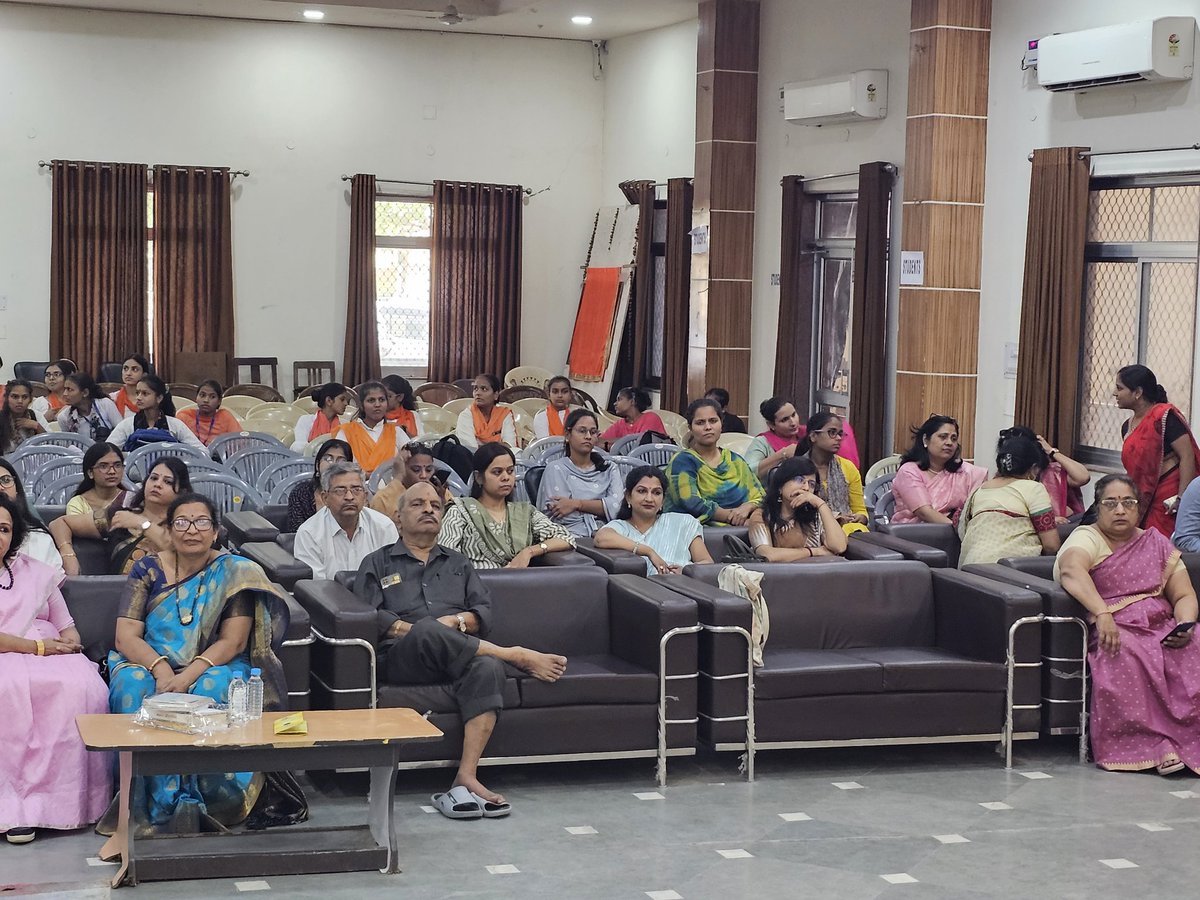 kg_suresh's tweet image. Glimpses of the valedictory session of the ICHR sponsored National Seminar on #ViksitBharat 2047 @ RCA Girls' PG College, Mathura, UP on Wednesday.
#Mathuranews
#mathuradiaries 
@AshwiniVaishnaw @ugc_india @ashwani_mahajan @kumarnandaj @atulkotharissun @MIB_India @dpradhanbjp