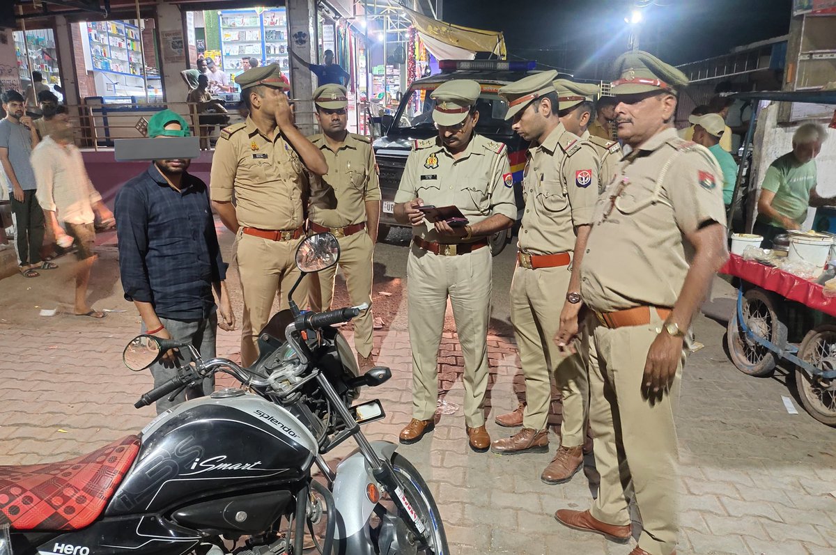 ➡️आगामी त्योहारों के दौरान शांति, सुरक्षा व कानून-व्यवस्था के दृष्टिगत #थाना_जगनेर पुलिस टीम द्वारा थाना क्षेत्र के प्रमुख चौराहों/भीड़-भाड़ वाले स्थानों पर की गई पैदल–गश्त।
➡️संदिग्ध व्यक्तियों/असामाजिक तत्वों पर रखी जा रही है सतर्क दृष्टिl

#Footpatrolling