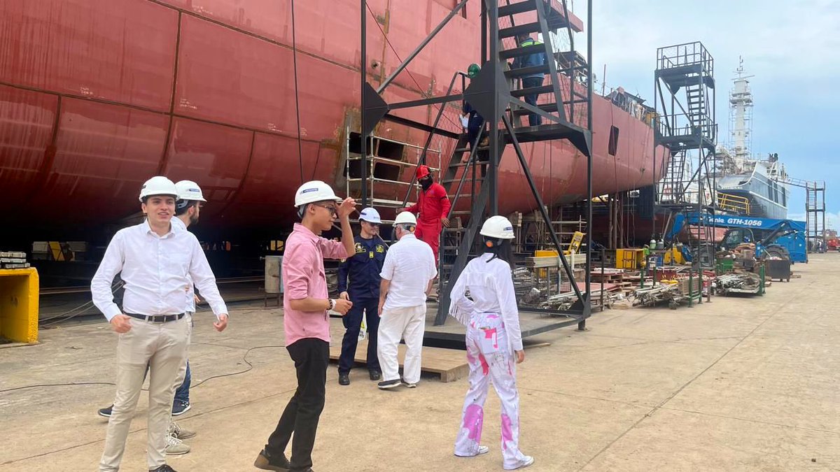 FIGRIExternado's tweet photo. 🌊El GobLab Productividad para la Internacionalización visitó actores clave para la industria naval colombiana en Cartagena. Este #GobLab estudia la sofisticación y diversificación en la industria nacional, y piensa cómo fortalecer su #Gobernanza. Gracias #Cotecmar ⚓️🚢 https://t.co/Otwtt1ZkaX
