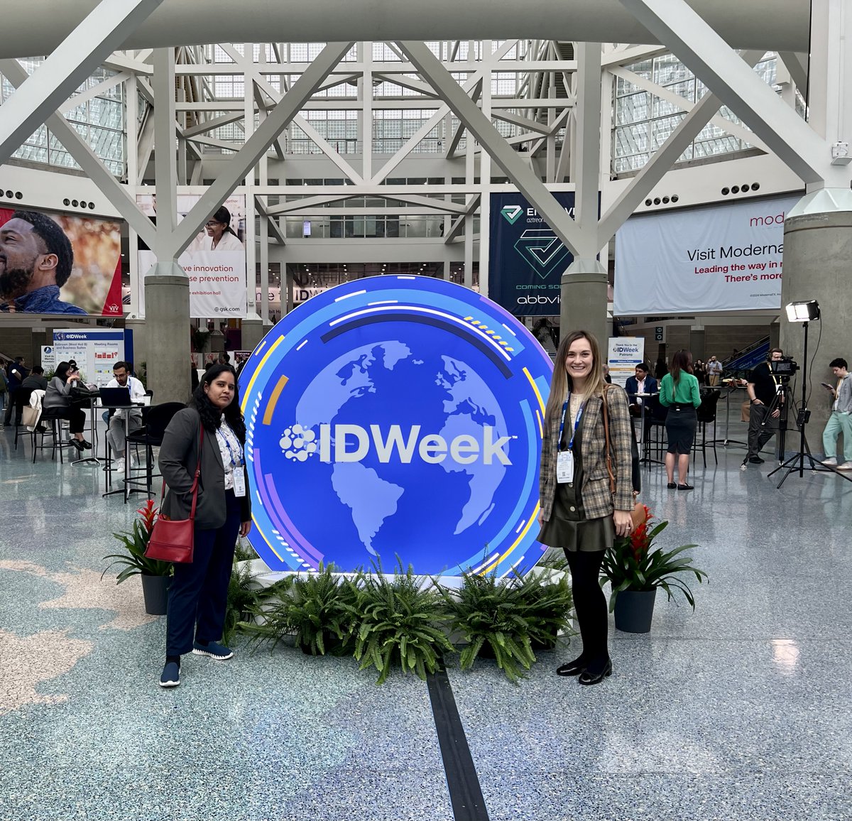 UUIDFellowship's tweet photo. Some more photos of ID Week through the lens of 2nd year fellow Dr Sabrina Newstead!

LA at night, meeting up up with Dr Neeraja Swaminathan to walk around, enjoying the ID fellows day conference.
#idweek #idweek2024 #uofutahidfellowship #IDWeekmtg #infectiousdiseasedoctors #LA https://t.co/vykiPhnsHA