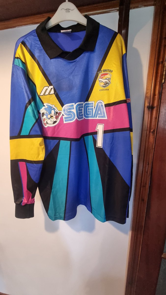 calweeks's tweet photo. @TomsFootyKits @ForbiddenShirts @TheyThinkKits @CornishShirt @BaldieJack @LaIsladelFtbol1 @TheShirtUnion @A_F_S_Official @BirdyShirts @MikesIconicKits @FutbolShIrTALIA 1993 jef united gk shirt https://t.co/e1R7k70v7H