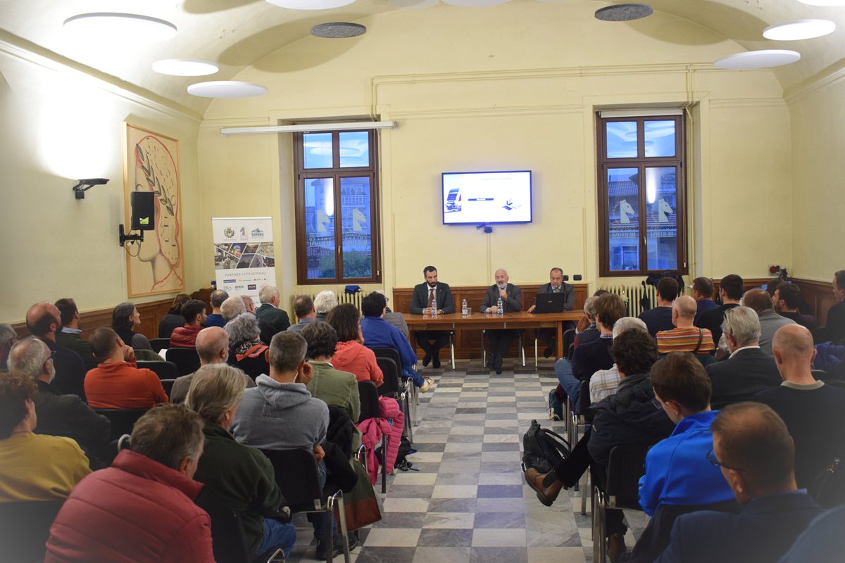 Arenaways's tweet photo. Il primo appuntamento della serie Parole al treno è stato un successo di pubblico: tante le domande, a confermare quanta sia l'attesa per l'avvio della Cuneo-Saluzzo-Savigliano.
Non vediamo l'ora di avervi a bordo.
Grazie mille #Saluzzo
#arenaways #raildifferent #vivailtreno https://t.co/bLmcUHLmRJ