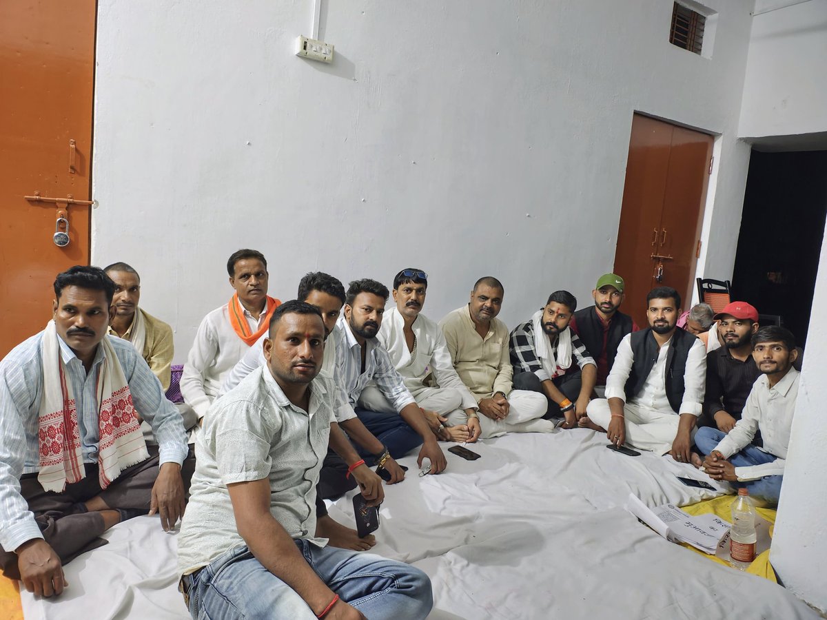 गाजीपुर जिले अंतर्गत डोडसर ग्राम में किसानों की जमीन जो पूर्वांचल एक्सप्रेसवे में रजिस्ट्री हुई लेकिन आज भी किसानों को पैसा नहीं मिला।
इसी सन्दर्भ में सुबह से ही लोग कासिमाबाद तहसील परिषद में आमरण अनशन पर बैठे हुए है।
<a href="/adminghazipur/">DM_Ghazipur</a> <a href="/upgovt/">Government of UP</a>