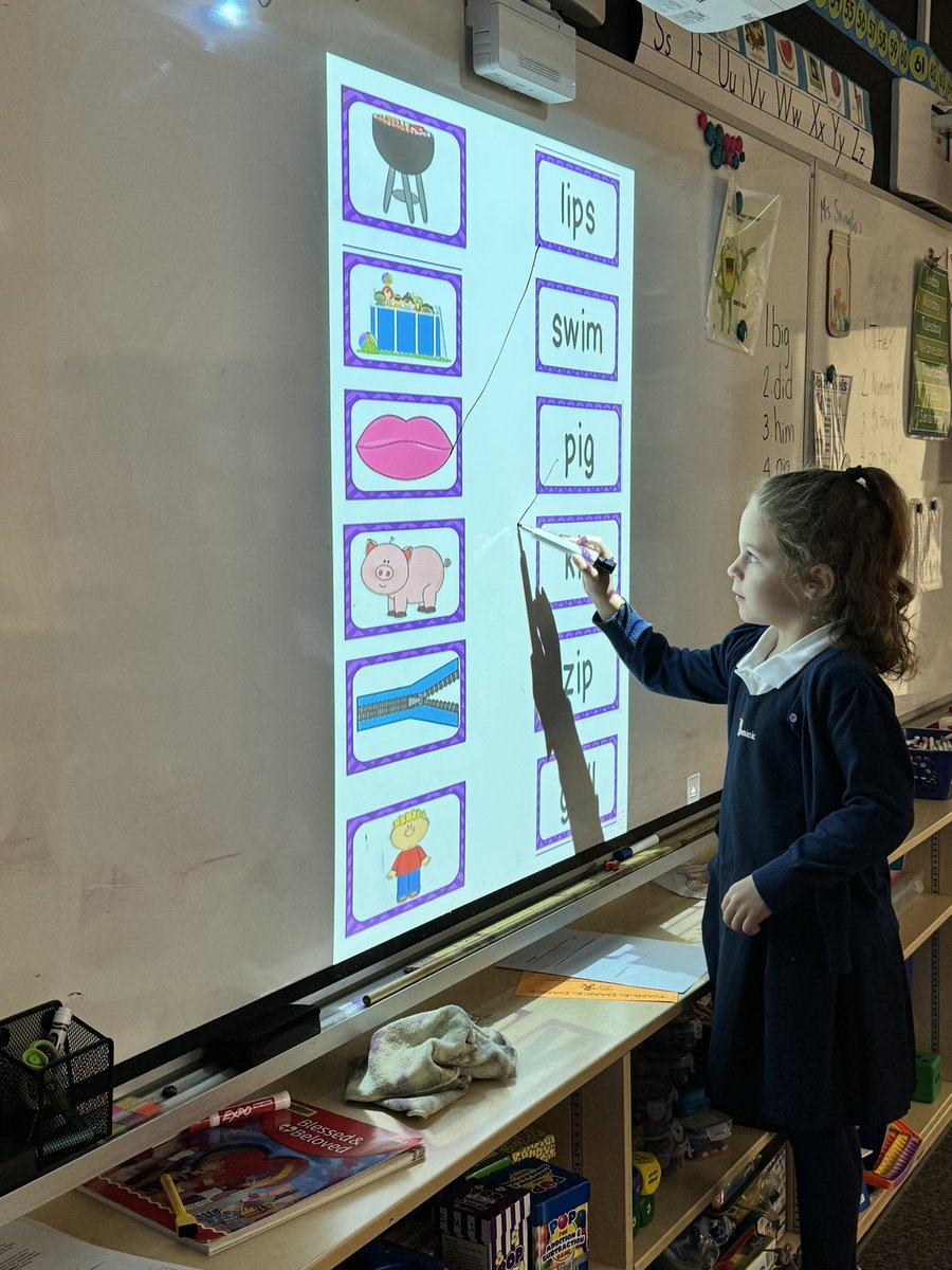 Mrs_SB25's tweet photo. We are reading new words with our short i sound! We can chop sounds and blend them together 🙏🏻 https://t.co/suqcT4NZE6