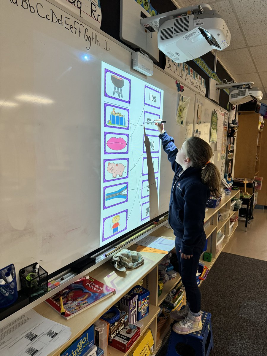 Mrs_SB25's tweet photo. We are reading new words with our short i sound! We can chop sounds and blend them together 🙏🏻 https://t.co/suqcT4NZE6