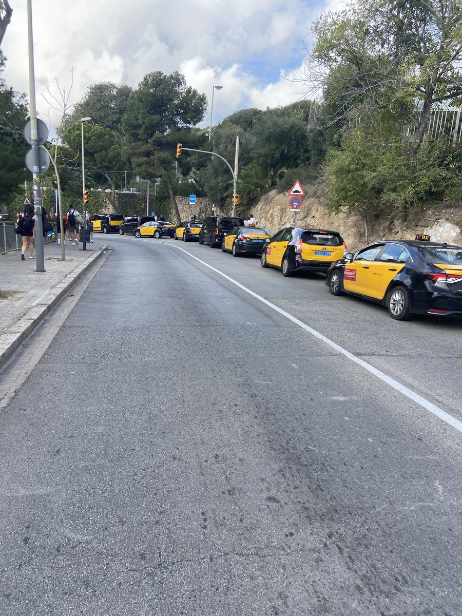 drokba's tweet photo. ⁦@bcn_ajuntament⁩ esto del plan endreça en el park guell millora dia a dia ⁦; el transit cada cop mes caotic i mes perillos @GUBBarcelona⁩ es poden denuncair aquests taxis o les multes son nomes per a la resta de cotxes https://t.co/LVf4PknEij