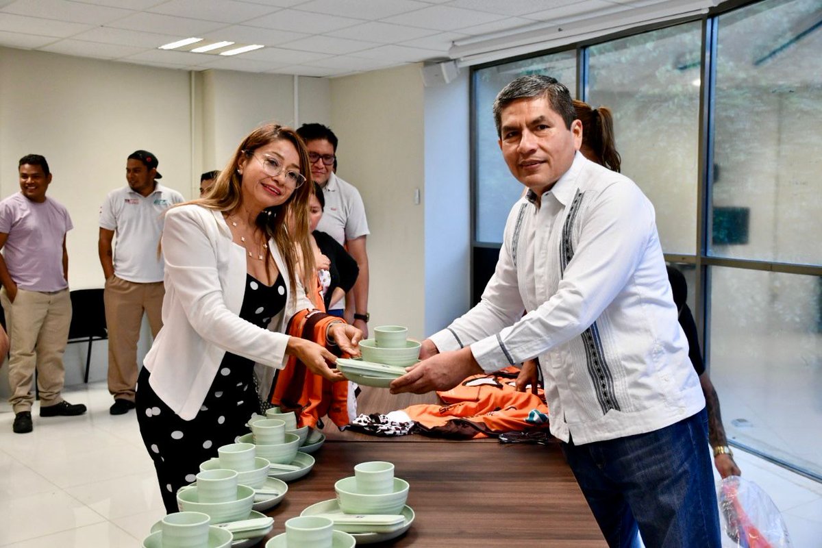 En atención al Programa Sectorial de Medio Ambiente y Sustentabilidad impulsado a través del Plan Estatal de Desarrollo 2023-2027 del Gobierno del Estado, la Universidad entregó al personal administrativo utensilios, para evitar el uso de productos desechables.