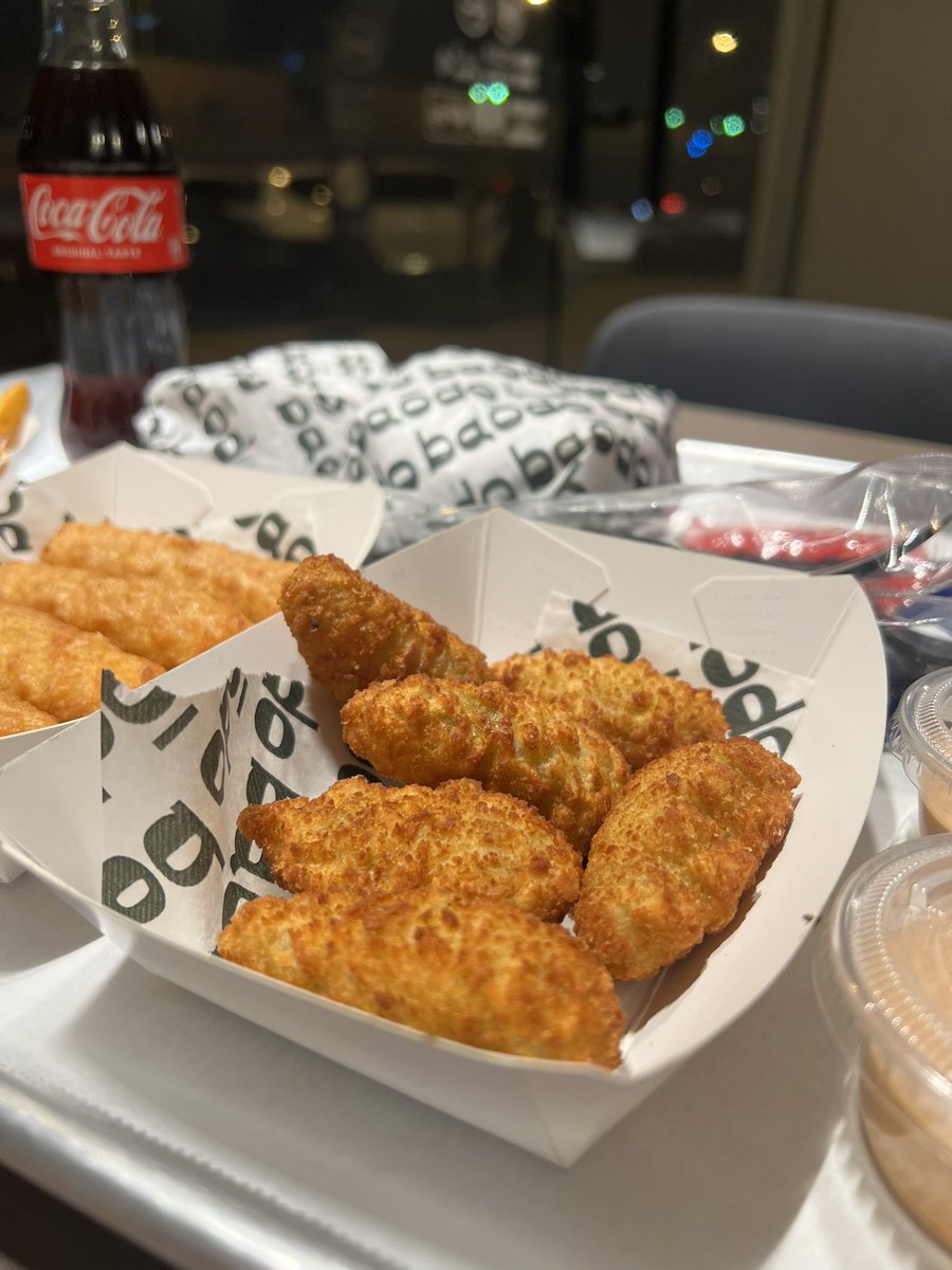 rest606's tweet photo. مطعم باودو 🍽️
متخصص بتقديم البرجر 🍔 
اسعارهم زينه وعندهم نوعين برجر (لحم ودجاج) 🥩 🐓 
لايفوتكم برجر ريتش برجر و الجلابينو تشيز 🤤 
جلساتهم الخارجية رايقه ❄️ 
موقعهم حي الصحافة طريق العليا 📍
متوفر عبر ( جاهز، ذا شفيز، نينجا) 
التفاصيل ⬇️ https://t.co/zARySvTm8Y