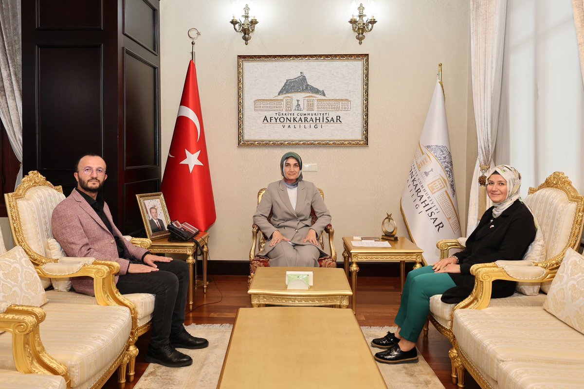 Valimiz Doç. Dr. Kübra Güran Yiğitbaşı, Afyonkarahisar Yeşilay Başkan Vekili Emine Ağtaş ve eşi Mehmet Akif Ağtaş’ı makamında kabul etti.