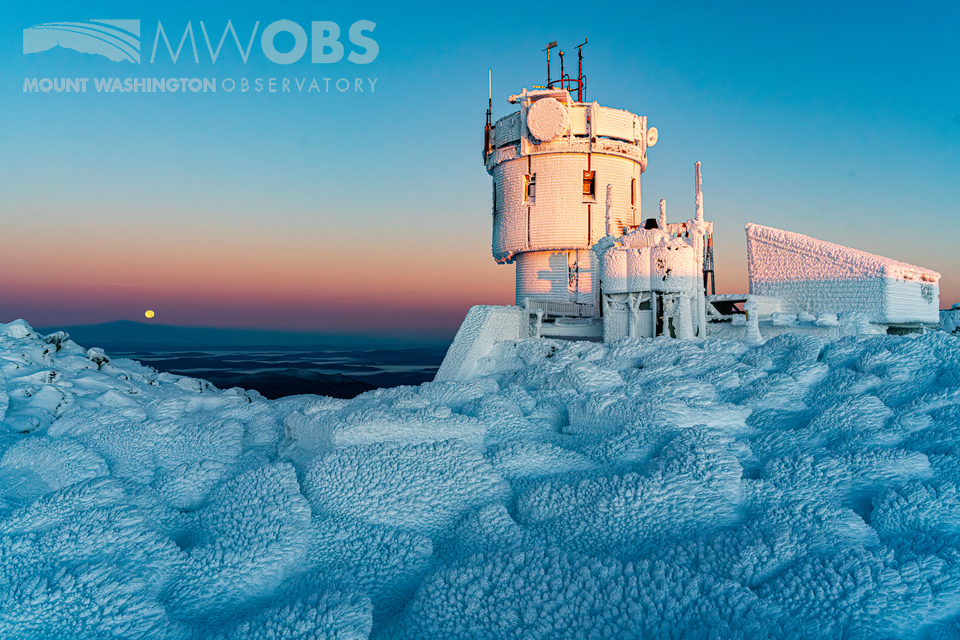 MWObs's tweet photo. The winter weather from the past several days has left the summit blanketed in a coating of rime ice and snow. Since last Wednesday, over 17" of new snowfall has been recorded on the summit, making for this beautiful view captured this morning.
#Snow #MWOBS #AlpineZone #Weather https://t.co/mkRpJjW4T2