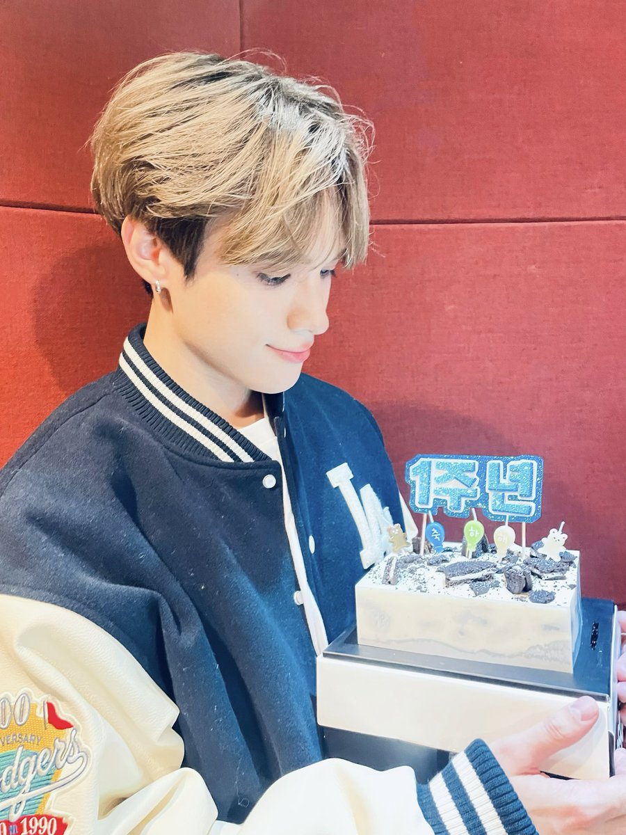 1주년 같이 축하해주셔서 감사합니다!~

Thanks for spending my 1st
debut anniversary with me! 

#제이창 #JayChang 
#JayChang_1st_Anniversary
#제이창_데뷔_1주년