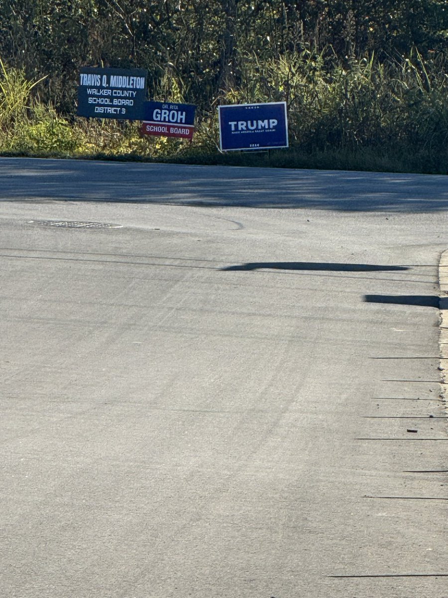 noogaguy's tweet photo. Day 2 and #trumpsign is still up 👍👍🇺🇸🇺🇸 https://t.co/uKbMNtmZu0