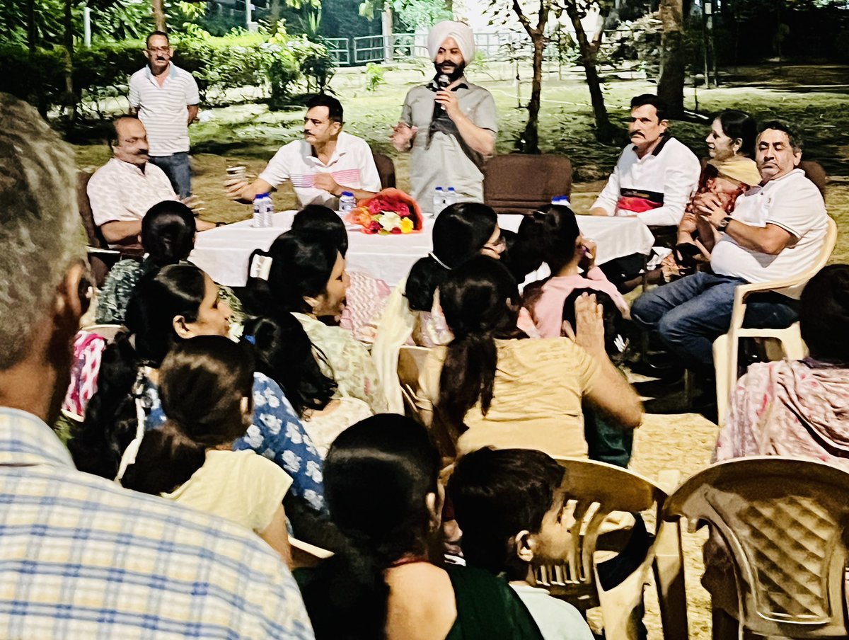 JarnailSinghAAP's tweet photo. आज विकासपुरी स्थित दिल्ली पुलिस कॉलोनी के निवासियों से मुलाकात कर कॉलोनी को और बेहतर बनाने पर चर्चा की गई, कॉलोनी निवासियों के सुझावों को, समस्याओं को सुनने के बाद होने वाले सभी कामों की समय सीमा भी तय की गई..
#development #DelhiPolice #policecolony #tilaknagarprogress #Vikaspuri #ArvindKejriwal #AamAadmiParty #Tilaknagar #delhi
@ArvindKejriwal @AamAadmiParty