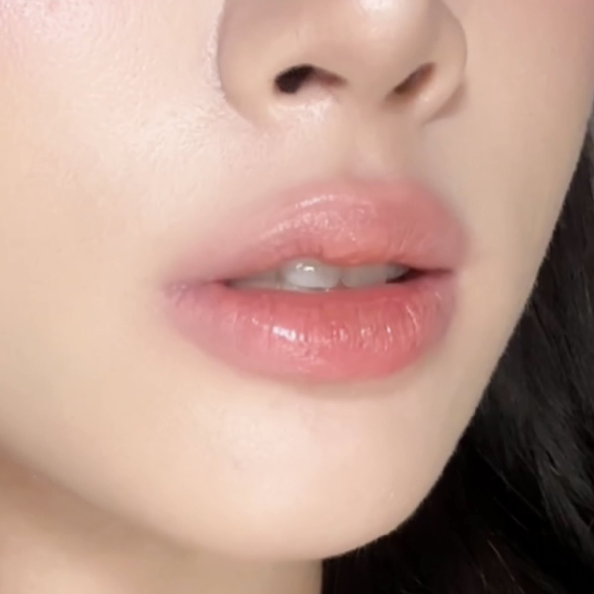 morpormorpaeng's tweet photo. เชียร์สี 06 ค่ะ เราใช้สีนี้บ่อยมากกกกก เวลาใครถามว่าถ้าเลือกได้สีเดียวควรเลือกสีไหนคือแนะนำสีนี้ตลอด เพราะสีมันกลางๆ ใช้ได้กับทุกโทน warm cool neutral คือรอดหมด ซื้อไปละได้ใช้คุ้มค่าแน่นอนสีนี้ กลบขอบปากคล้ำได้ด้วย ซ้าย cool tone ขวา neutral tone https://t.co/RObwKL2Oqy