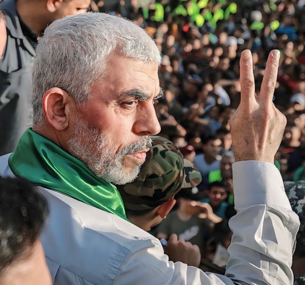 يا حـ ـثالـة الأمم يجب أن تعلموا بأن استشهاد القادة لا يعني موت الفكرة والمقاومة فكرة تسري في اجساد الشرفاء وأن وعد الله حق  
 #يحيي_السنوار