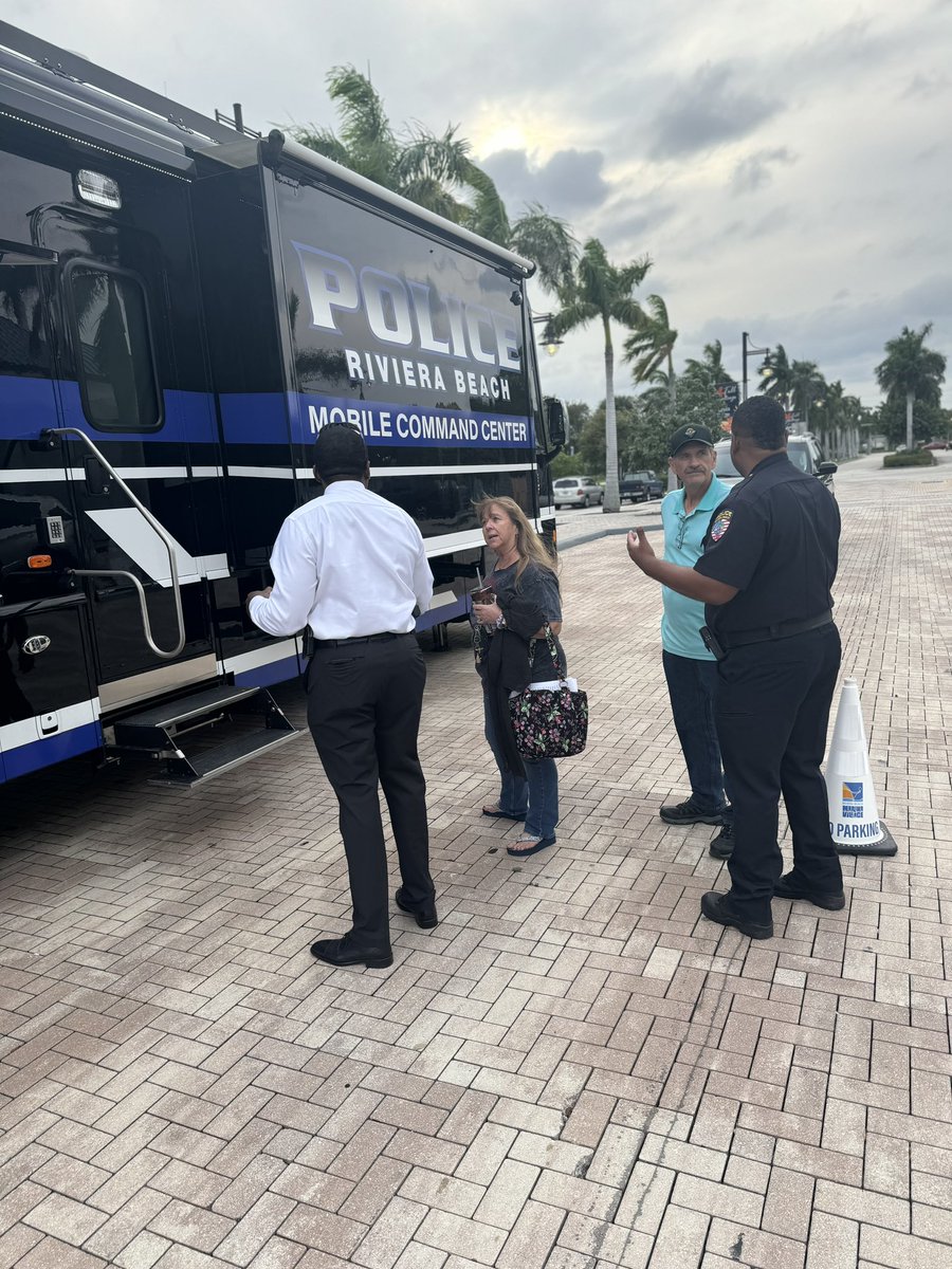 RivieraBeachPD's tweet photo. Thank you to everyone who came out to tour our new Mobile Command Center! This new unit is going to serve our community in so many impactful ways, and it was a pleasure to showcase its capabilities with all of you. #CommunitySupport #MobileCommandCenter https://t.co/VWmaJcBHLZ