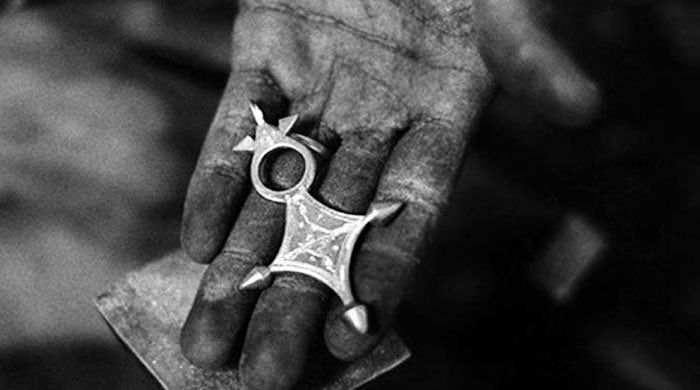 touaregland's tweet photo. 𝐓𝐡𝐫𝐞𝐚𝐝🧵: L’un des plus anciens bijoux touaregs, la croix d’Agadez symbole d’une belle histoire d’amour.

Selon une légende touareg populaire, serait porteuse de l’un de ces plus beaux messages, le message d’amour. 
1/11 https://t.co/rFozLC8ypk