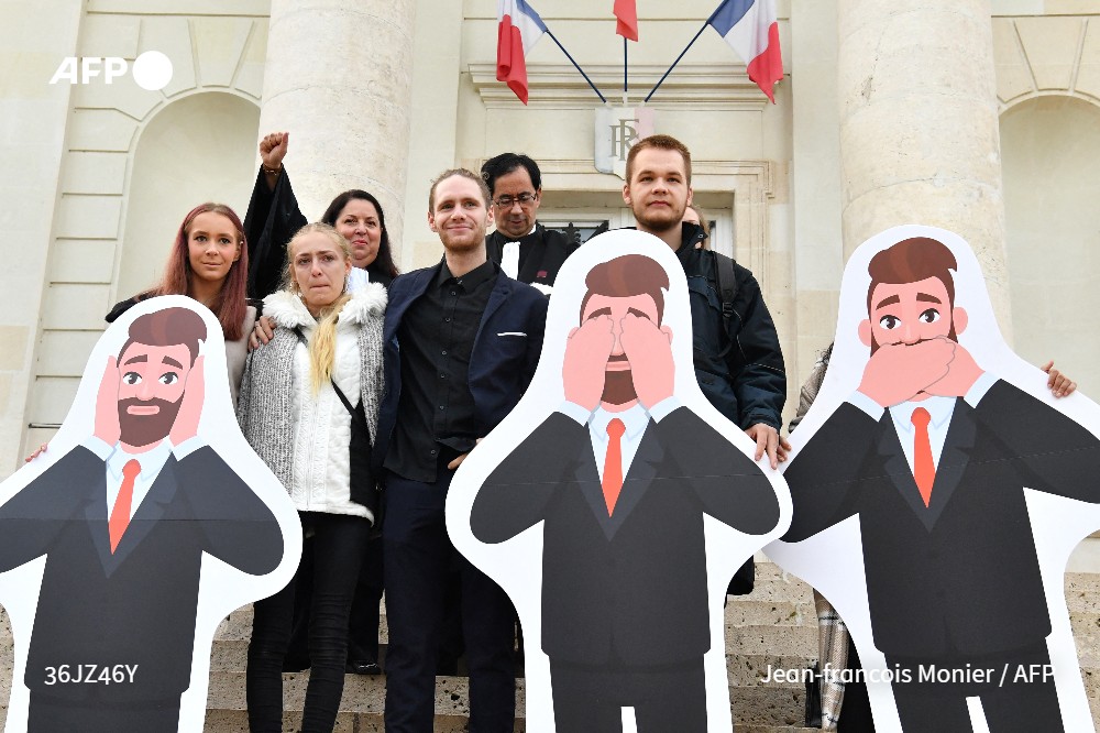 Des victimes, meurtries par des violences mais soulagées d'avoir parlé, ont livré d'éprouvants témoignages ce jeudi devant le tribunal de Châteauroux, qui examine une affaire de violences sur mineurs placés dans des familles sans agrément #AFP 

➡️ u.afp.com/5zg8