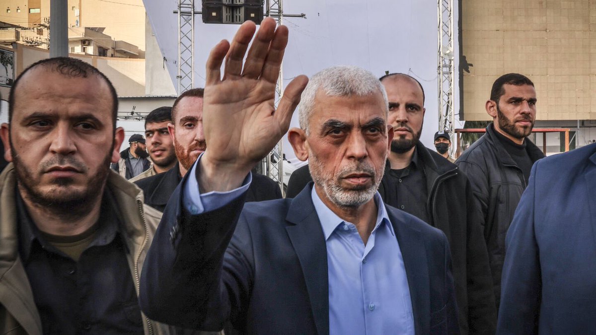MHanefiGuler's tweet photo. Yahya Sinvar;

Allah şehadetini kabul eylesin.

Ömrünün  en güzel yıllarında İsrail cezaevlerinde hapis yattın.

 Hitamın İrtihalin muhteşem oldu.
Göğüs göğüse onurlu bir şekilde çarpıştın İsrail işgal kuvvetleriyle.
Şahadetin mübarek olsun. https://t.co/Nm2Va1uChn