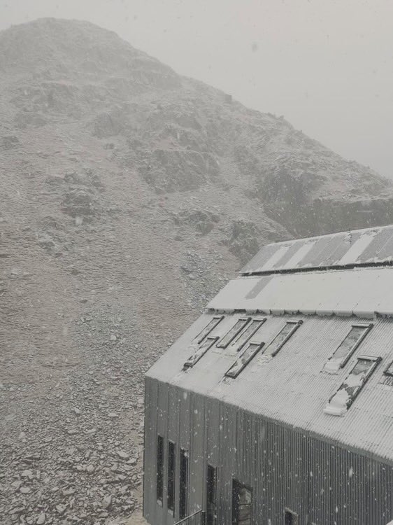 fansdeneu's tweet photo. Arriba la neu al @refugio_cap_de_llauset ❄️❄️❄️ https://t.co/4G0o7X2KQV