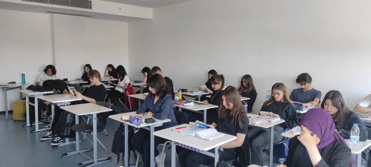 UOCalli's tweet photo. LİSE KİTAP OKUMA SAATLERİMİZ📚
‘Okumak gıdadır. Okuyan insanlık, bilen insanlıktır.’ Victor Hugo
11.sınıflarımızla kitap okuma saatinde kitaplarımızı okumaya devam ediyoruz📚 #KitapBenim https://t.co/0puiSalegb
